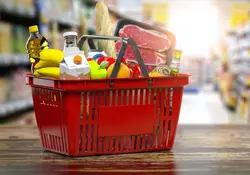 Canasta roja de supermercado con distintos productos. 
