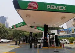 Estación de gasolina Pemex semivacia.  