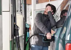 Hombre cargando gasolina.