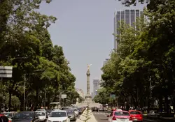 Autos circulan por el Ángel de la Independencia en CDMX 