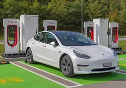 Auto Tesla en la estación de carga rápida 