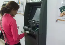 Mujer sacando dinero de un cajero del  Banco del Bienestar 
