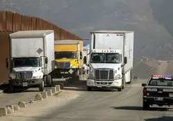 Cuatro tráileres llevan carga en una carretera de México.