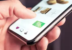Persona usa su celular para comprar ropa en línea 