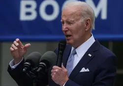 Joe Biden hablando con micrófono