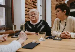 Dos mujeres de la tercera edad en un restaurante.