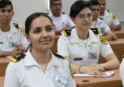 Estudiantes de la escuela naval usando uniforme