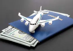 Dólares, pasaporte y avión