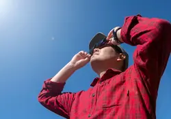 Hombre mira el eclipse solar 