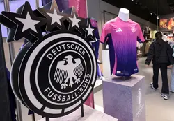 Escudo de la Federación Alemana de Fútbol y uniformes de Adidas