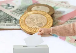 Dinero de México y urna de votación