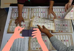 Fotografiando boleta electoral luego de ejercer el voto.