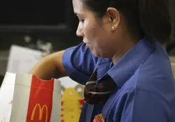 El estudio toma los salarios de trabajadores que realizan exactamente el mismo trabajo en más de 60 países, es decir, en producir Big Macs (llamado el MacSalario).