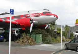 Desde hace 24 años el avión en desuso DC-3 ha estado aparcado junto al restaurante de McDonald's en Taupo, Nueva Zelanda. Foto: Especial