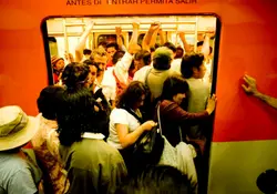 Señalamientos del metro que no se respetan. Foto: Metro Sistema de transporte colectivo Parodia