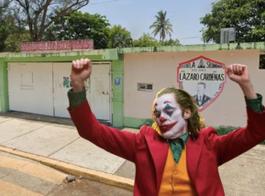 Estudiante se disfraza de "Joker" y acuchilla a su maestro en Veracruz. Foto: "X".