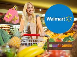 Mujer rubia con carrito de supermercado lleno de frutas y verduras
