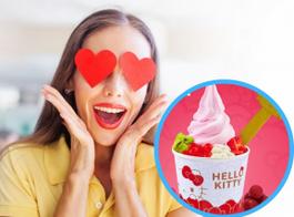 Mujer ilusionada con el nuevo helado de Moyo Yogurt por los 50 años de Hello Ketty