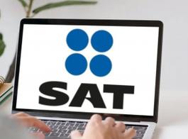 Logo del SAT en la pantalla de una laptop 
