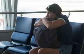 Mujer espera en aeropuerto
