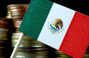 Bandera de México y atrás monedas