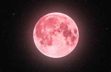 Todo sobre la Luna rosa: fecha y horario para observar la luna llena de abril en México. Foto: iStock.