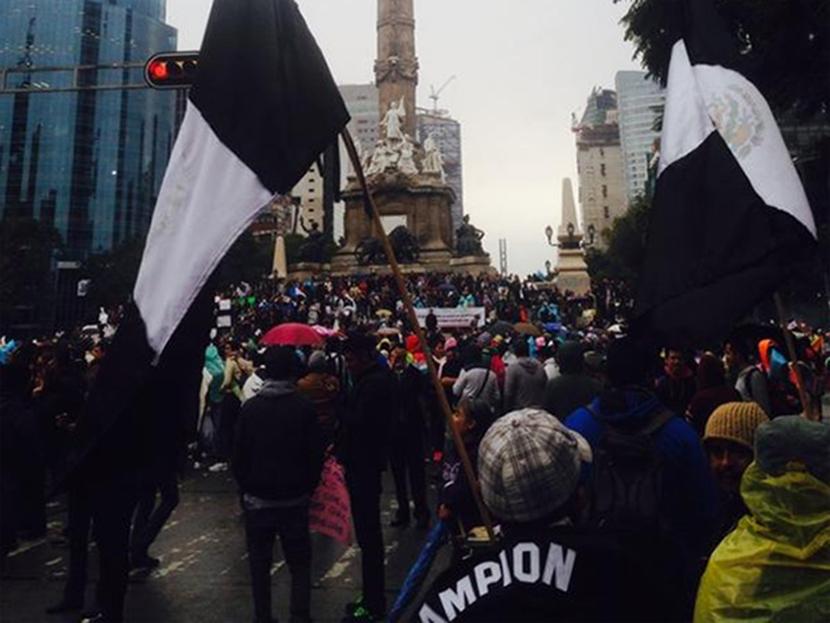 Miles de personas avanzan sobre Paseo de la Reforma en apoyo a los 43 normalistas de Ayotzinapa. Foto: @VonMarti 