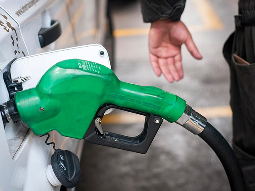 El litro de la gasolina magna costará 13.57 pesos, precio que se mantendrá el resto del año, la premium quedará en 14.38. Foto Excélsior