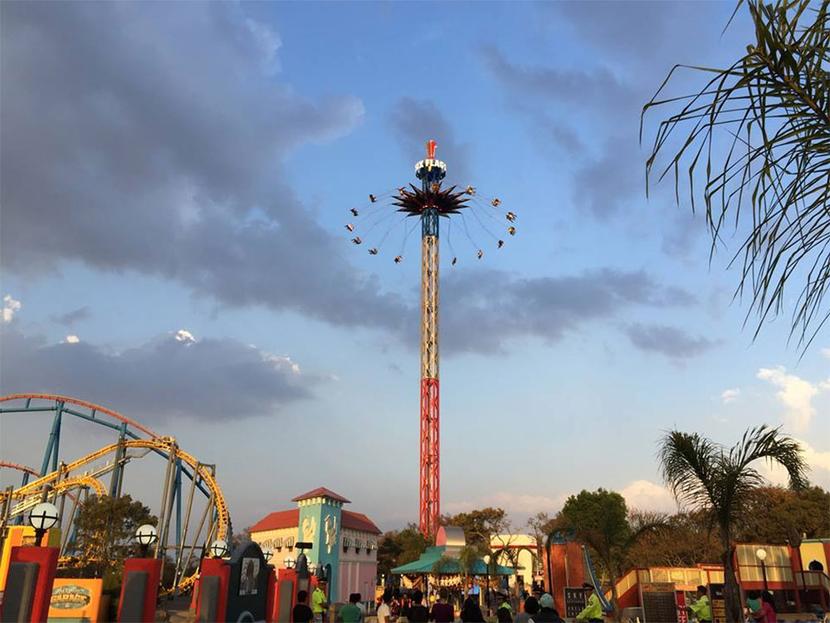 Una vez que el sol se oculte, Sky Screamer se iluminará por completo con más de mil luces leds que crearán un fantástico fondo multicolor que podrá apreciarse desde cualquier ángulo del parque. Foto: Six Flags México