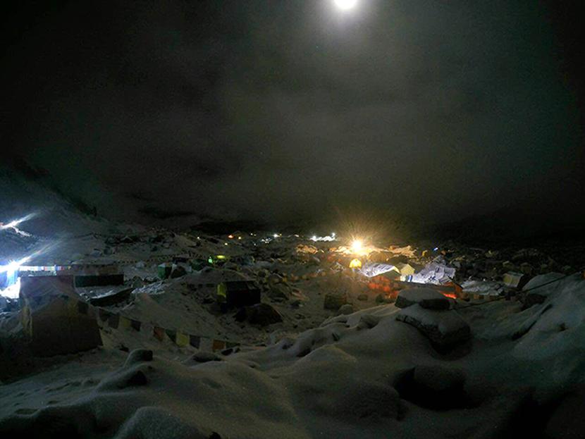 Un equipo de montañismo del Ejército indio encontró 18 cuerpos en el Everest, donde los aludes arrasaron un campamento base. Fotos: AP y Reuters