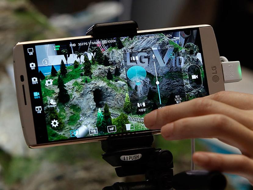 El nuevo modelo de LG, el LG V10 está equipado con tres mejores cámaras y una experiencia de pantalla dual. Foto AP