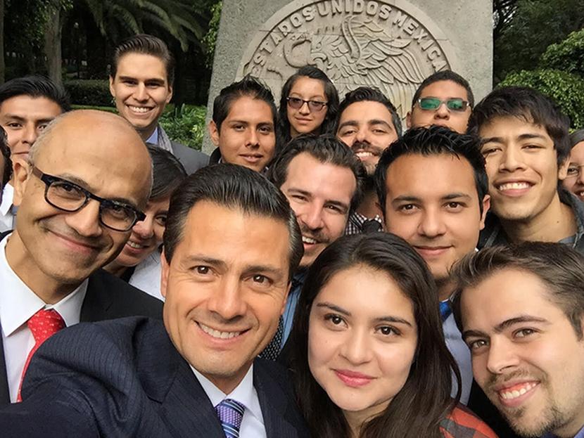 El presidente Enrique Peña Nieto y Satya Nadella, CEO de Microsoft, se tomaron una fotografía con jóvenes del Instituto Mexicano de la Juventud. Foto: Presidencia
