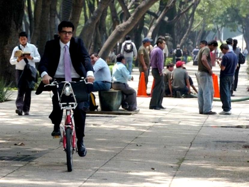 ¿De qué sirve tener ciclovías en Reforma si varios usarios de bici andan a toda velocidad en la banqueta? No seas idiota. Imagen: Transporte.mx