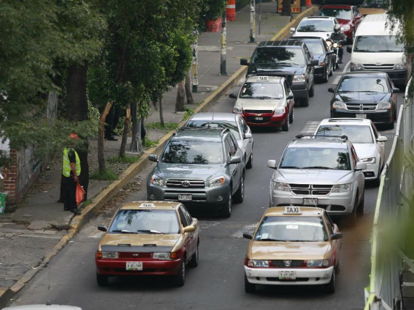 En promedio, las personas pierden dos horas de ida y dos de regreso en el tránsito. Foto: Excélsior.