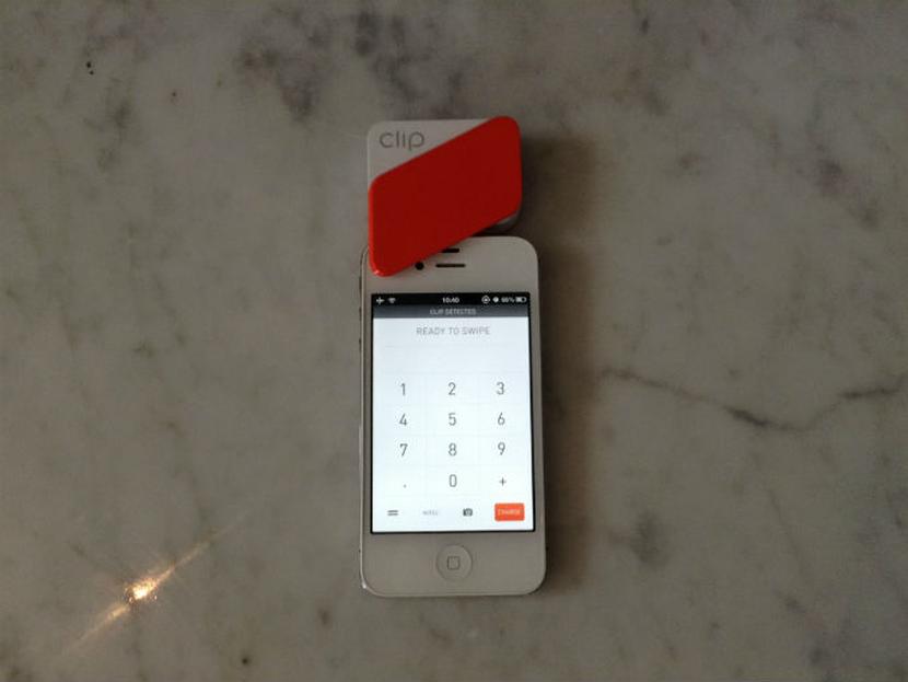 Este dispositivo permite hacer pagos con tarjeta de crédito o débito desde un smartphone. Foto: Darinka Rodríguez.