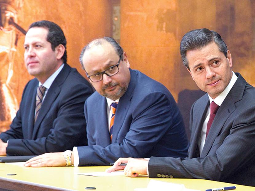 Eruviel Ávila, gobernador del Estado de México (izquierda), Ernesto Hernández, presidente de General Motors (centro) y Enrique Peña Nieto, presidente de México. Foto: Especial