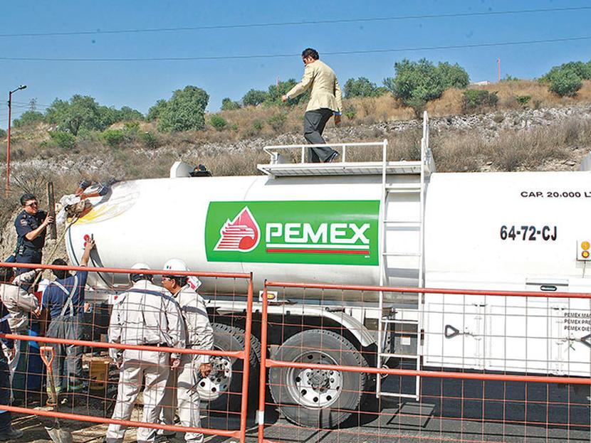 Pemex enfrenta problemas con los precios, pues debe comprar en dólares y vender las gasolinas al precio oficial en pesos.