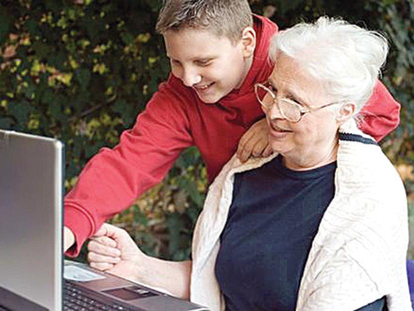 Los nietos son un catalizador para que los adultos mayores usen la web. Foto: Reuters 
