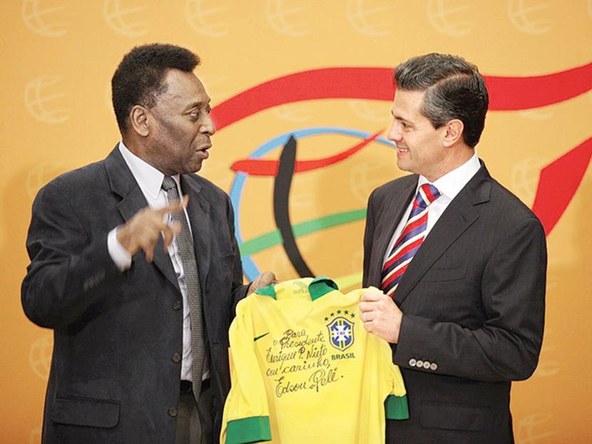 El ex futbolista Pelé obsequió al presidente Peña Nieto una playera autografiada de la selección de Brasil y le dijo que era un gesto de apoyo para que México clasificara al Mundial. Foto: Especial
