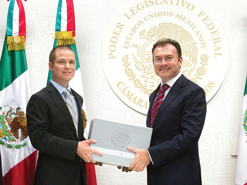 Luis Videgaray, secretario de Hacienda, entregando el pasado 8 de septiembre el paquete de Reforma Hacendaria a Ricardo Anaya, presidente de la Cámara de Diputados, la cual fue aprobada en octubre. 