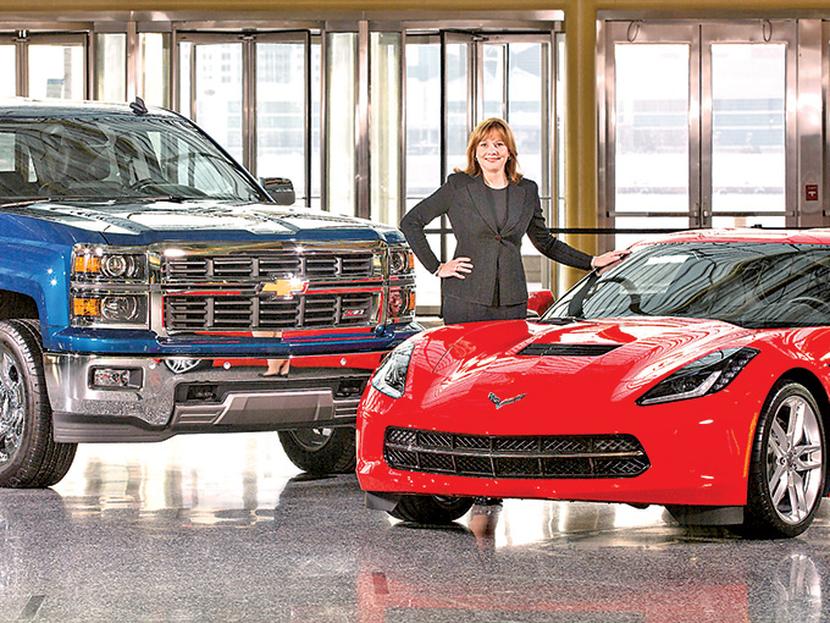 Mary Barra, nueva CEO de GM, junto a la Chevrolet Silverado y el Chevrolet Corvette Stingray, vehículos del año para Norteamérica.Foto: Cortesía GM