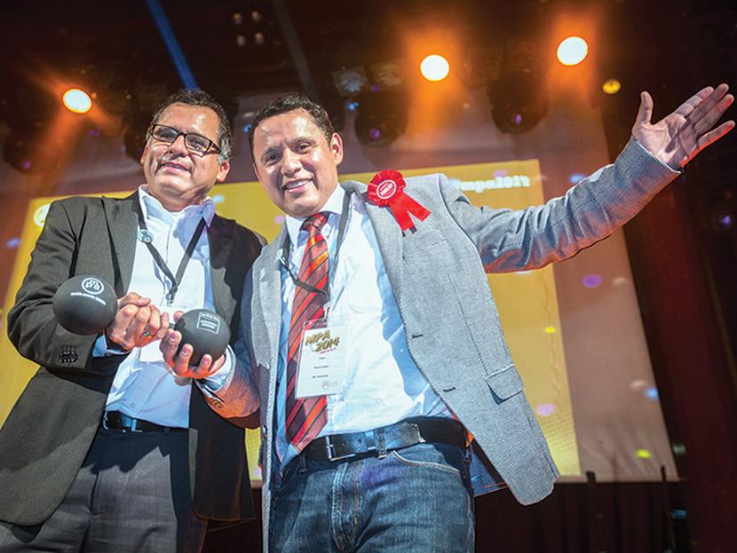 César y Aarón García López festejan en Barcelona el premio en el rubro de Mejor Audiencia para su app. Foto: Notimex