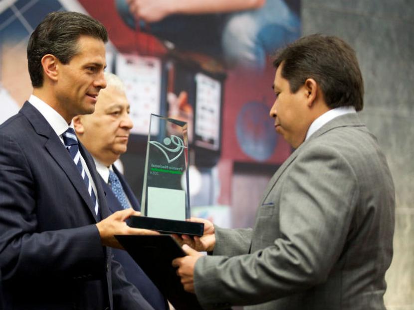 El presidente de México, Enrique peña Nieto entregó este jueves el Premio Nacional al Emprendedor. Foto: Presidencia