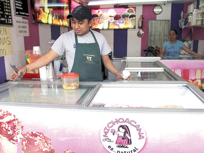 Las heladerías La Michoacana son tan conocidas en México como la marca Donkin' Donuts en Estados Unidos, sin embargo en el caso de las neverías, creadas por dos habitantes de la localidad de Tocumbo, en Michoacán, hace más de 60 años, no se trata de una corporación o de una franquicia. Foto: Cuartoscuro