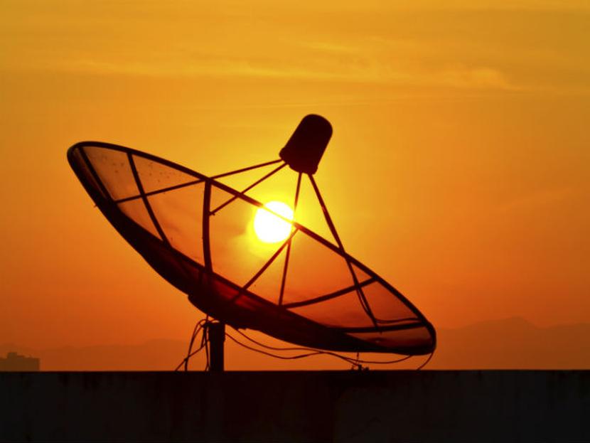 La señal es emitida generalmente a través de una antena o satélite por vía aérea, la cual es recibida por los dispositivos. Foto: Thinkstock