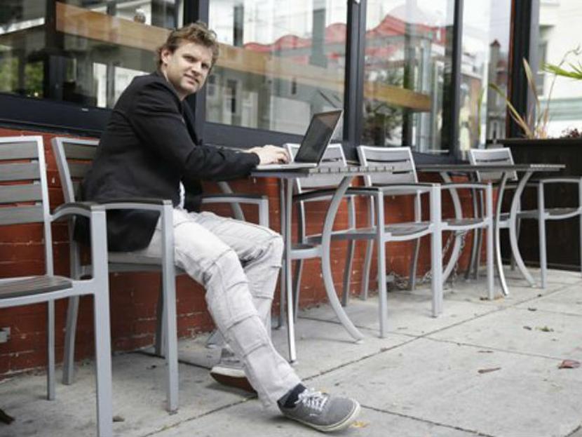 Gerry Kelly, quien vive en San Francisco, ya ganó casi 100 dólares de Bubblews desde que comenzó a usar una versión de prueba en enero. Foto: AP.