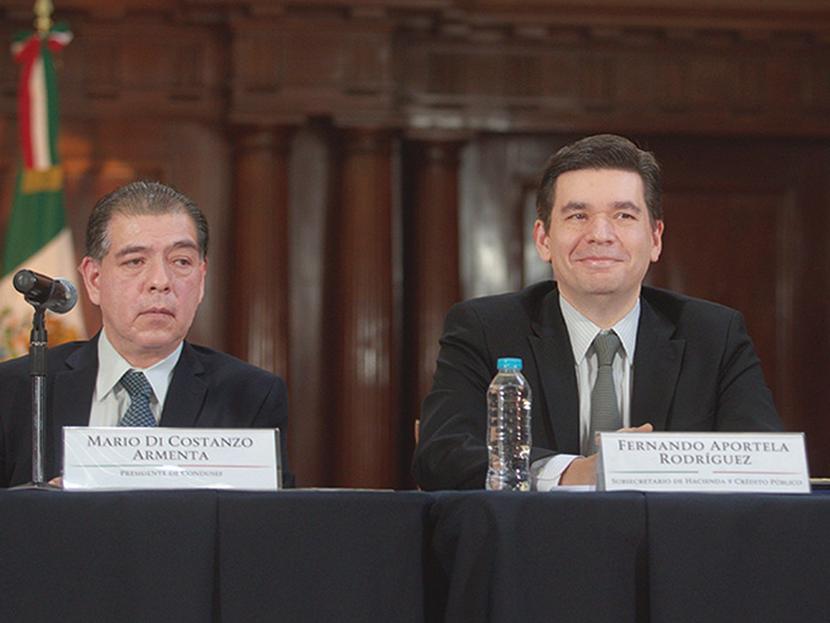 Mario Di Costanzo, presidente de la Condusef, y Fernando Aportela, subsecretario de Hacienda y Crédito Público. Foto: Quetzalli González