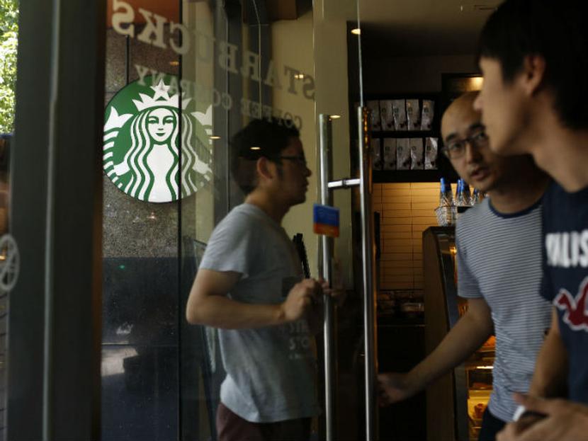 McDonald's y Yum Brands, la matriz de KFC y Pizza Hut, y la cadena de cafeterías Starbucks están entre las firmas globales que han retirado productos de sus tiendas. Foto: Reuters