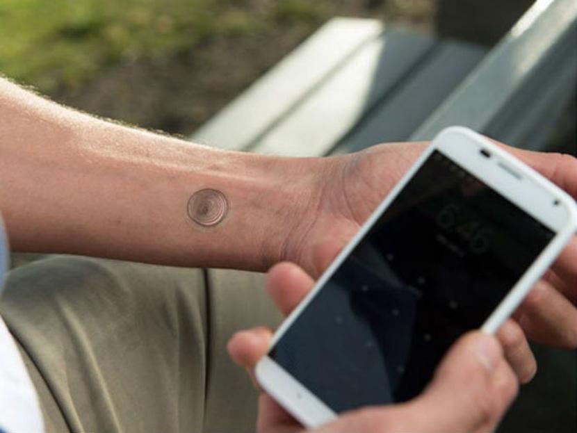 Motorola presentó un nuevo tatuaje temporal a través del cual se puede desbloquear un teléfono inteligente. Foto: Motorola
