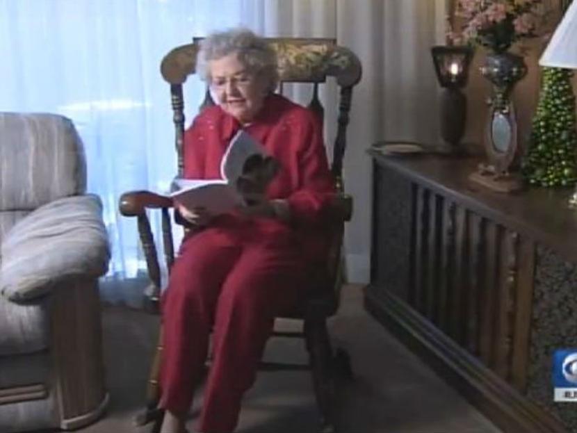 Una mujer de 86 años de Utah ha publicado su primera novela, un romance tórrido sobre un ama de casa aburrida. Foto: Imagen tomada de video de kutv.com.